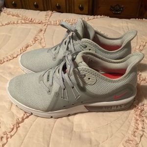 EUC Nike AIRMAX Size 7.5